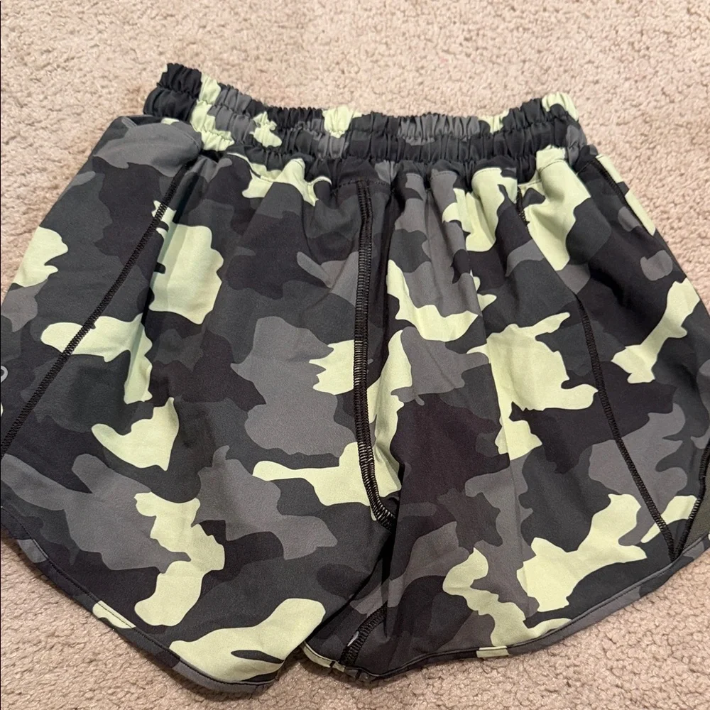 Lululemon Camouflage Women's hotty hot Shorts sz 0 - Picture 2 of 4